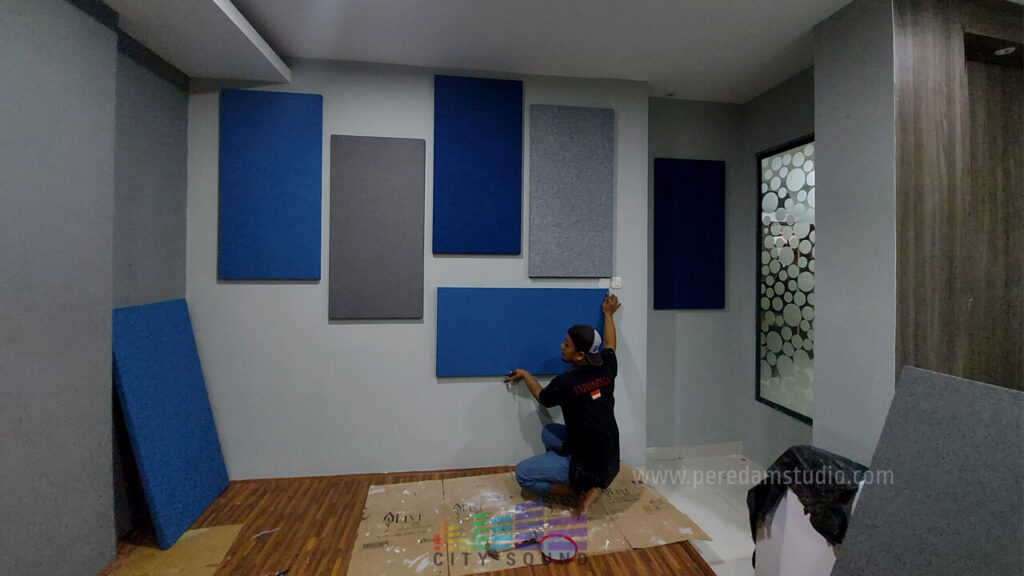 meredam gema ruangan kelas