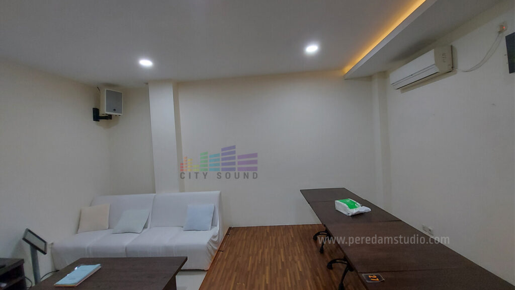 meredam gema ruangan kelas