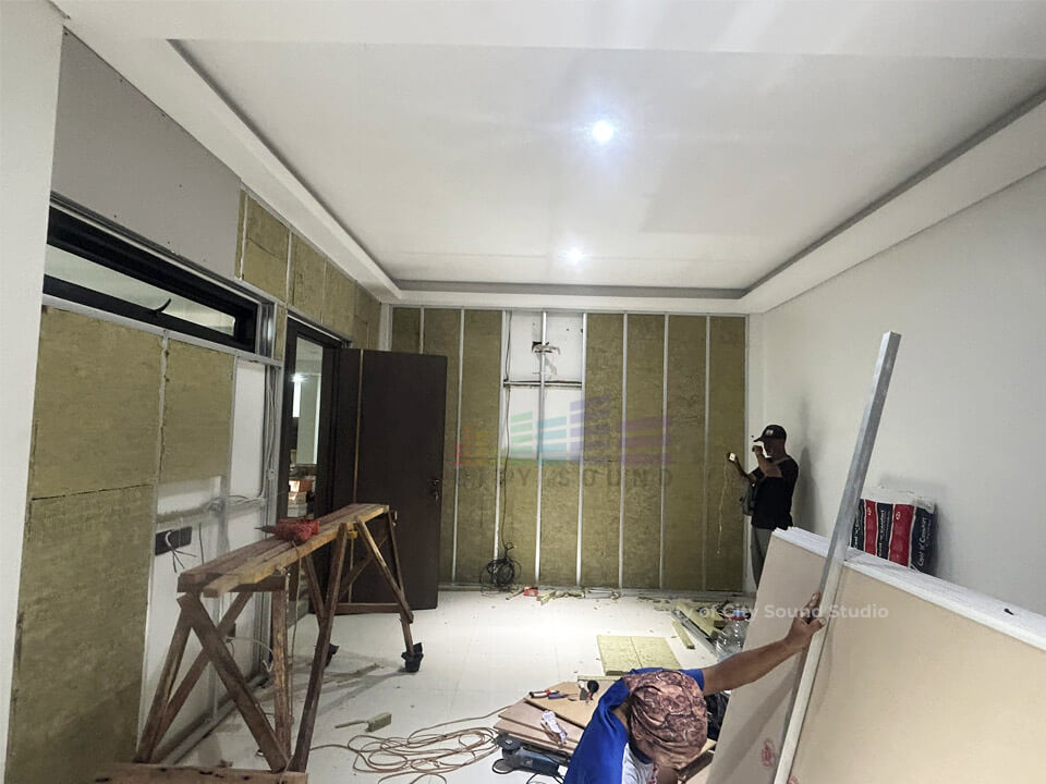 meredam ruangan karaoke